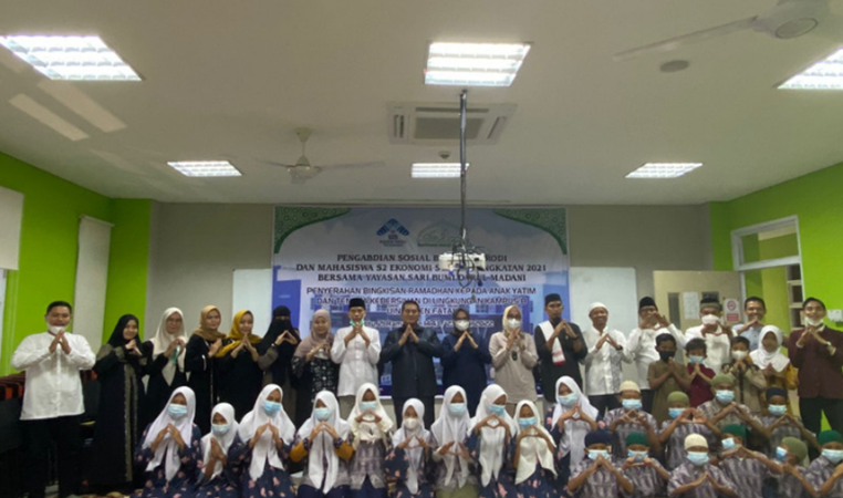 Pengabdian Masyarakat Mahasiswa Program Studi Magister Ekonomi Syariah bersama Yayasan Sari Bumi Darul Madani : Buka bersama dan penyerahan Bingkisan ramadhan kepada anak yatim dan tenaga kebersihan dan keamanan di lingkungan kampus B UIN Raden Fatah palembang